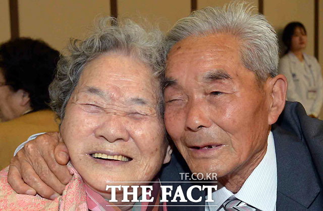65년...너무나 길었던 시간 얼굴을 맞대고 기뻐하는 남측 조경애 할머니와 북측 동생 조원철 할아버지.