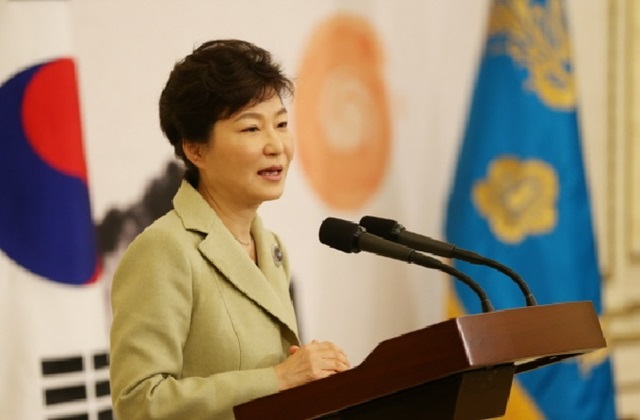 박근혜 대통령은 21일 제70주년 경찰의 날을 맞아 헌법정신을 부정하는 세력에겐 엄정한 법 집행을 해주기 바란다고 당부했다./청와대 제공