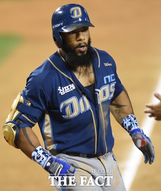 NC 두산에 다시 역전 NC 에릭 테임즈가 21일 열리고 있는 두산과 플레이오프 3차전에서 2회 동점 적시타를 날렸다. / 더팩트 DB