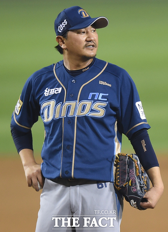 아 아쉽네 NC 선발 손민한이 21일 열린 두산전에서 6회말 최주환 타석 때 손가락 물집이 잡히자 고통을 호소하고 있다.  투수 교체가 된 손민한이 아쉬운 표정을 보이고 있다. / 잠실구장 = 최용민 기자