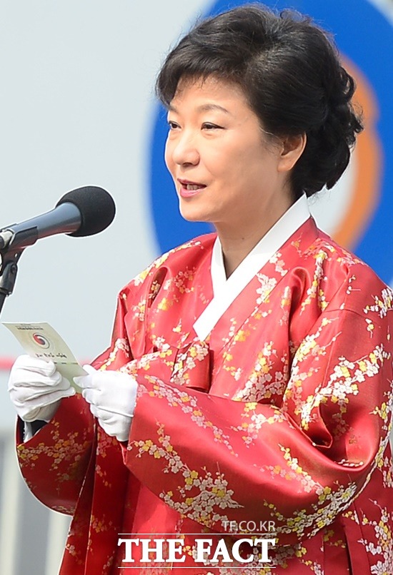 박근혜 대통령은 21일 한복의 날을 맞아 청와대 사랑채에서 열리고 있는 한복특별전을 관람했다./더팩트DB