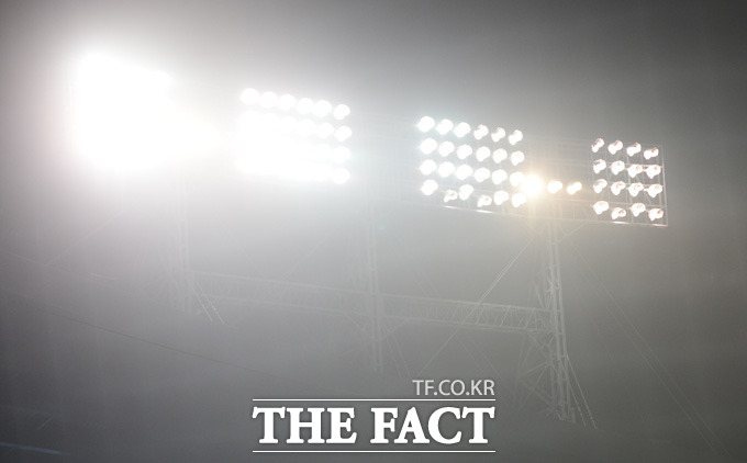 21일 NC와 두산의 플레이오프가 열린 잠실구장에 미세먼지가 야구장 주변을 감싸고 있다. 조명탑의 라이트가 뿌연 먼지속에 갇혀있다.