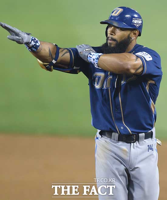 내가 쳤다 NC 에릭 테임즈가 21일 열린 두산과 플레이오프 3차전에서 3회초 동점 적시타를 날린 뒤 기뻐하고 있다. / 잠실구장 = 최용민 기자