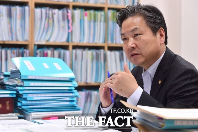 한국정치가 재벌들과 정경유착이 심각하다고 강조하는 홍 의원.