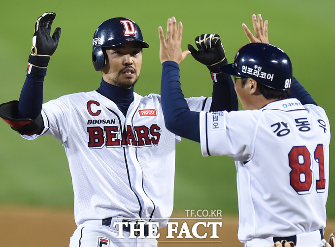두산 오재원이 0-0 동점상황인 6회말 1사 만루서 2타점 적시타를 터뜨리고 강동우 코치와 환호하고 있다.