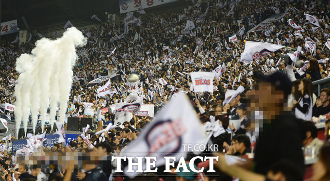 NC-두산의 플레이오프 4차전에서 두산이 4-0으로 리드하며 승기를 잡자 두산팬들이 열광하고 있다.