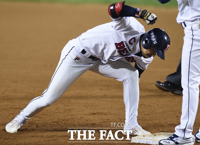 두산 오재원이 0-0 동점상황인 6회말 1사 만루서 2타점 적시타를 터뜨리고 환호하고 있다.