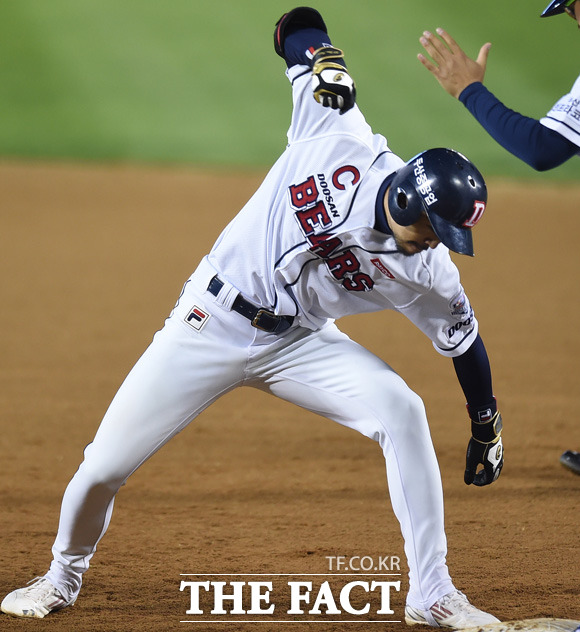 두산 오재원이 0-0 동점상황인 6회말 1사 만루서 2타점 적시타를 터뜨리고 환호하고 있다.