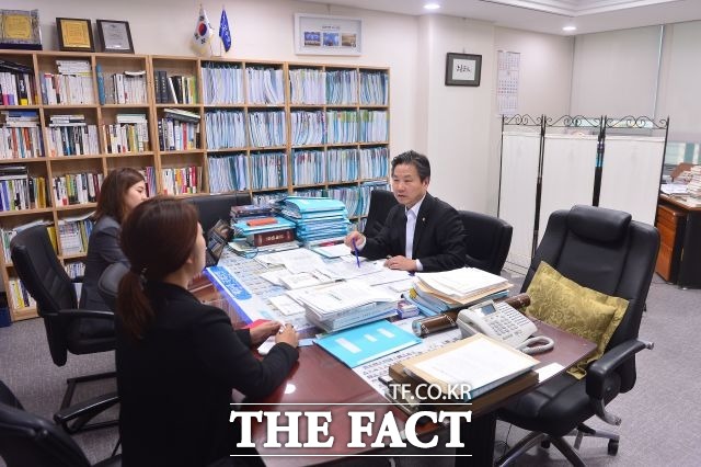 22일 더팩트가 찾은 서울 여의도 국회 홍 의원 집무실. 경제 관련 자료가 집무실 곳곳에 수북이 쌓여 있다.