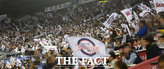 두산 파이팅! 두산이 22일 플레이오프 4차전 NC와 홈 경기에서 4-0으로 승기를 잡자 두산 팬들이 열광하고 있다. / 잠실구장 = 최용민 기자