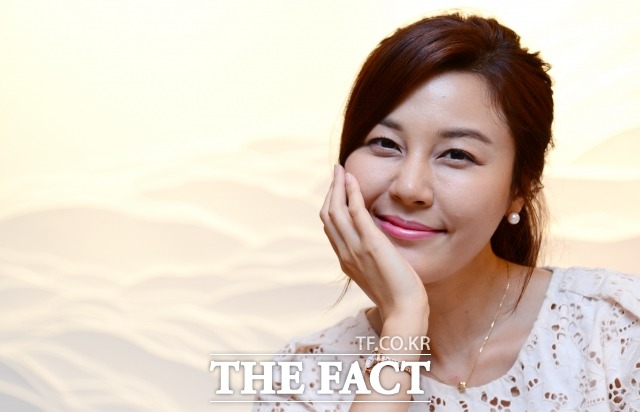 1살 연하의 남자 친구와 결혼하는 배우 김하늘. 김하늘 소속사가 23일 김하늘이 2016년 3월 19일 김하늘이 1년 동안 열애한 남자 친구와 부부로 거듭난다고 밝혔다. /더팩트DB