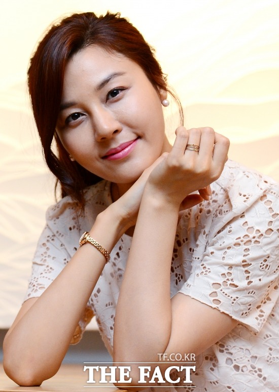 배우 김하늘이 결혼을 발표했다. 김하늘은 내년 3월 1살 연하의 사업가와 결혼식을 올린다. /이새롬 기자