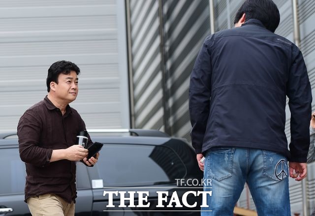 백종원 더본코리아 대표(왼쪽)가 23일 tvN 집밥 백선생 녹화에 앞서 인사를 건네는 <더팩트>취재진을 바라보고 있다.