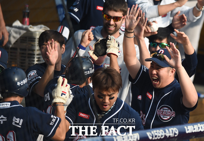 뚝심의 두산! 두산이 24일 마산구장에서 열린 2015 타이어뱅크 KBO리그 포스트시즌 플레이오프 5차전 NC와 원정 경기에서 6-4로 이기고 한국시리즈 진출 티켓을 거머쥐었다. / 잠실구장 = 최용민 기자