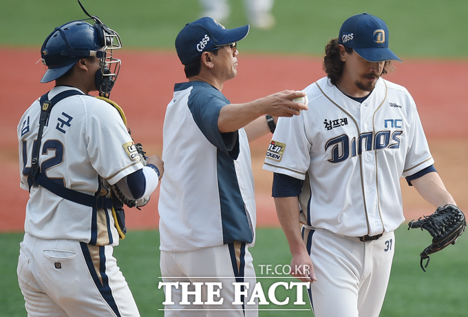 NC 선발 스튜어트가 2-2 동점상황인 5회초 무사 만루서 두산 김현수에게 2타점 역전 2루타를 허용한 뒤 강판당하고 있다