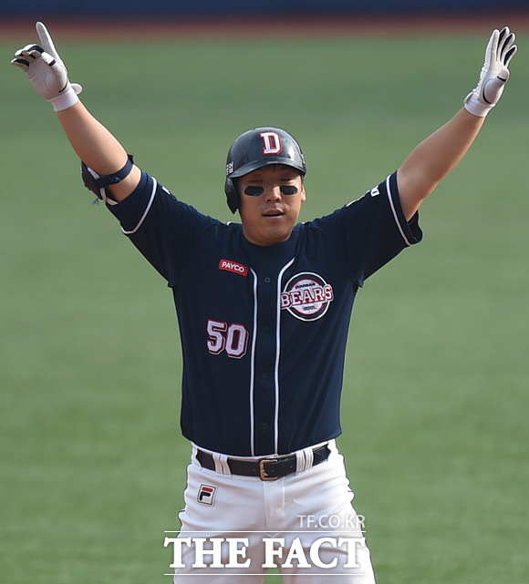 두산 김현수가 2-2 동점상황인 5회초 무사 만루서 2타점 역전 2루타를 터뜨리고 환호하고 있다.