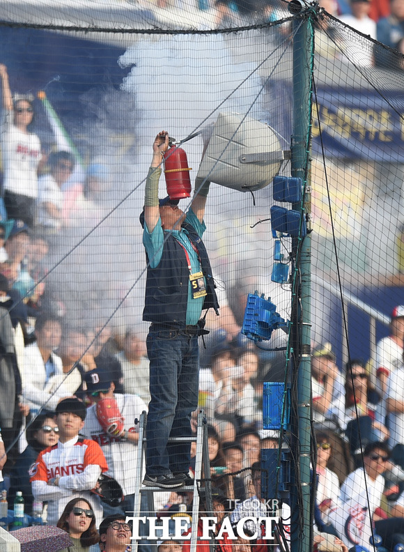 두산-NC의 PO 5차전이 벌어진 마산구장 외야석 스피커에서 전력과부하로 인한 화재가 발생하고 있다. 구장 관계자가 급히 불을 끄고 있다.