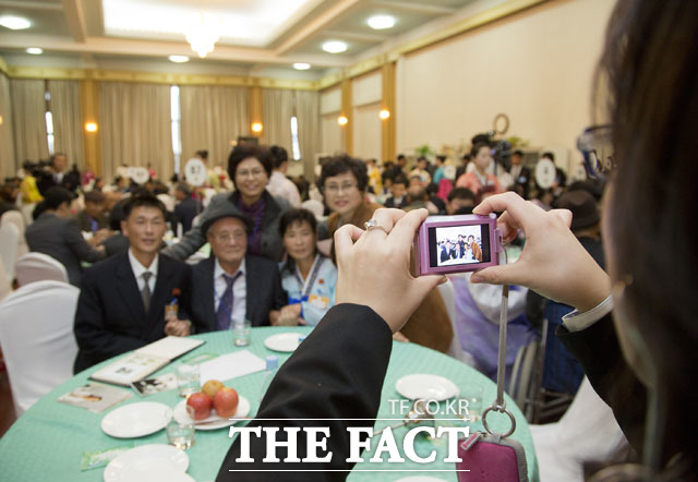 언제 또 만날수 있을지 모르니깐... 제20차 이산가족 상봉행사 2회차 첫날인 24일 오후 북한 금강산호텔에서 열린 단체상봉에서 가족들이 기념사진을 찍고 있다.
