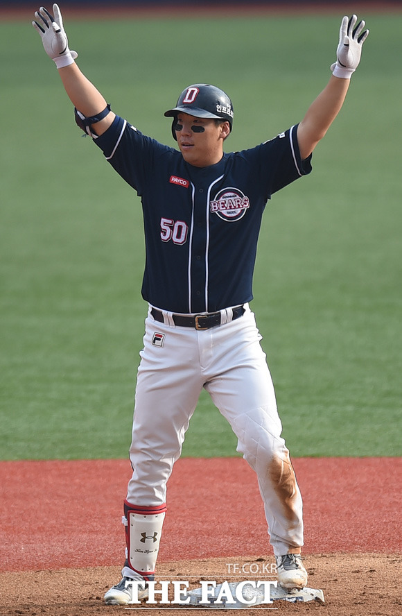 두산 김현수가 2-2 동점상황인 5회초 무사 만루서 2타점 역전 2루타를 터뜨리고 환호하고 있다.
