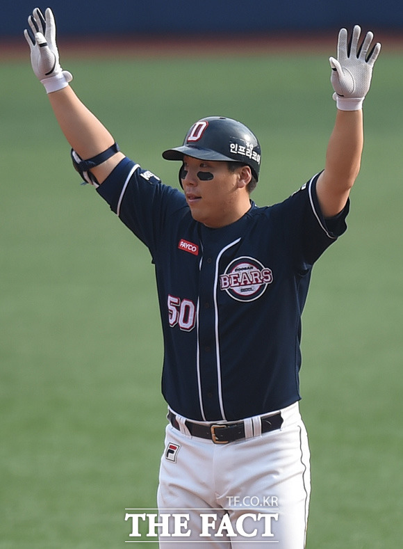 김현수 결승타! 두산 김현수가 2-2 동점인 5회초 무사 만루서 2타점 역전 2루타를 터뜨리고 환호하고 있다.
