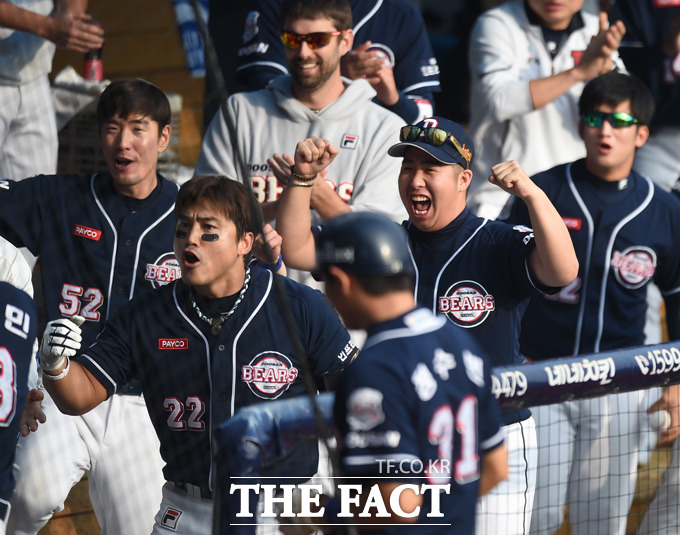 2-2 동점상황인 5회초 무사 만루서 두산 김현수의 2타점 역전 2루타 때 정수빈, 허경민이 득점에 성공하자 두산 더그아웃이 들썩이고 있다.
