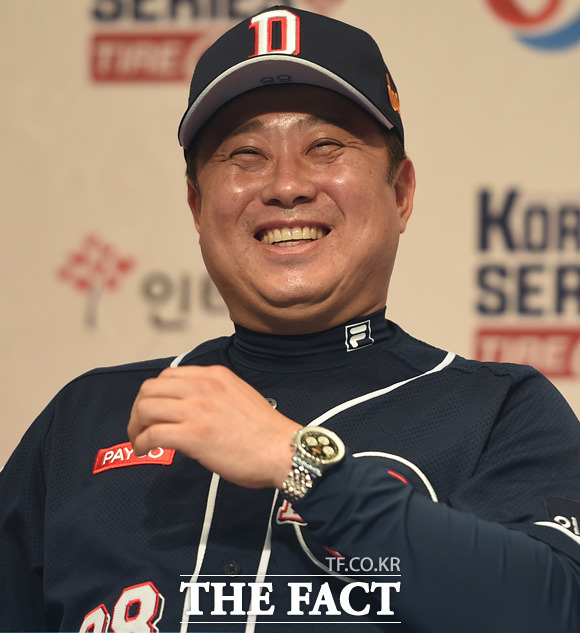 두산 김태형 감독이 미디어데이에서 환하게 웃고 있다.