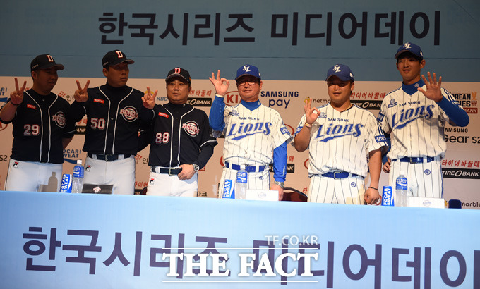미디어데이에 참석한 양팀 감독과 선수들이 한국시리즈 예상 승수를 보이고 있다.