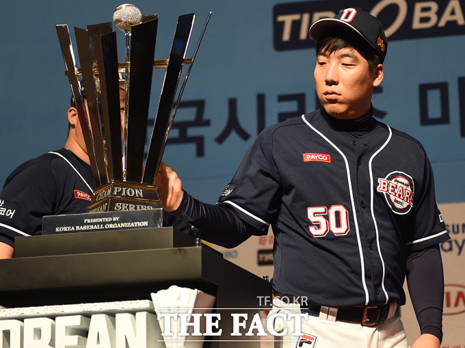 두산 김현수가 한국시리즈 우승트로피를 바라보고 있다.