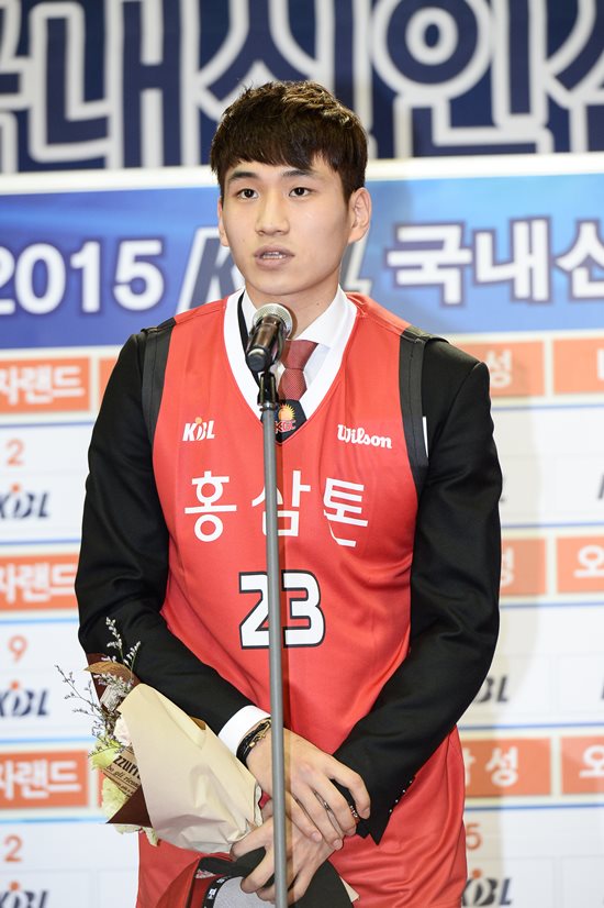 문성곤 1순위! 안양 KGC인삼공사가 26일 열린 2015 KBL 국내신인선수 드래프트에서 전체 1순위로 문성곤을 지명했다. / KBL 제공