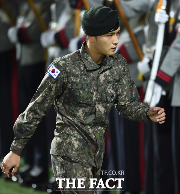 경기 시작에 앞서 육군으로 입대한 JYJ 김재중이 애국가를 제창했으나 마지막 부분 가사를 헷갈리며 마치자 아쉬운 표정을 보이고 있다.
