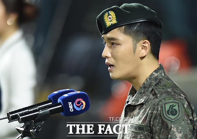 경기 시작에 앞서 육군으로 입대한 JYJ 김재중이 애국가를 제창하고 있다.