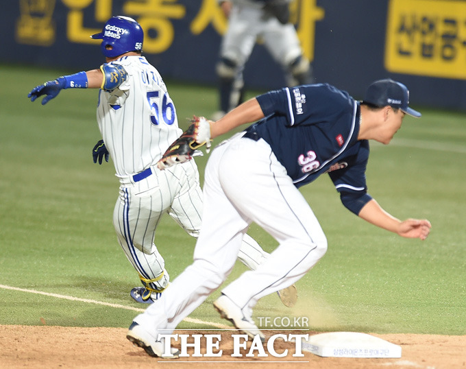 앗 살았다 이지영(왼쪽)이 7회말 2사 2, 3루에서 투수 앞 땅볼를 쳤으나 상대 1루수 오재일의 포구 실책으로 세이프되고 있다.