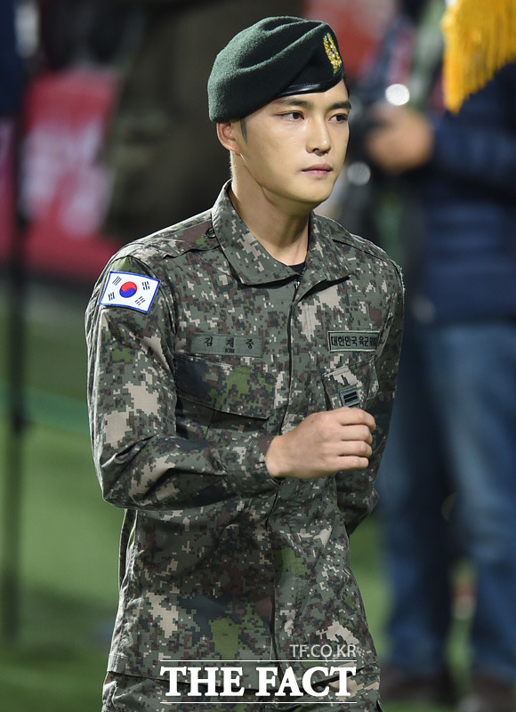 경기 시작에 앞서 육군으로 입대한 JYJ 김재중 일병이 애국가를 제창했으나 마지막 부분 가사를 헷갈리며 마치자 아쉬운 표정을 보이고 있다.