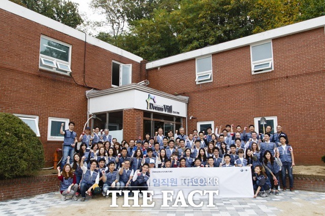 BMW 그룹 코리아 및 BMW 파이낸셜 서비스 코리아 임직원 100여 명이 지난 23일 서울 강남구 개포동에 있는 강남드림빌(구 강남보육원)에서 정기 임직원 봉사활동을 진행했다. / BWM 코리아 제공