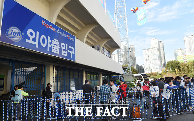 두산과 삼성의 한국시리즈 1차전이 벌어진 대구야구장에서 야구팬들이 경기장 입장을 위해 길게 줄지어 서 있다.