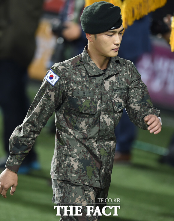 경기 시작에 앞서 육군으로 입대한 JYJ 김재중이 애국가를 제창했으나 마지막 부분 가사를 헷갈리며 마치자 아쉬운 표정을 보이고 있다.