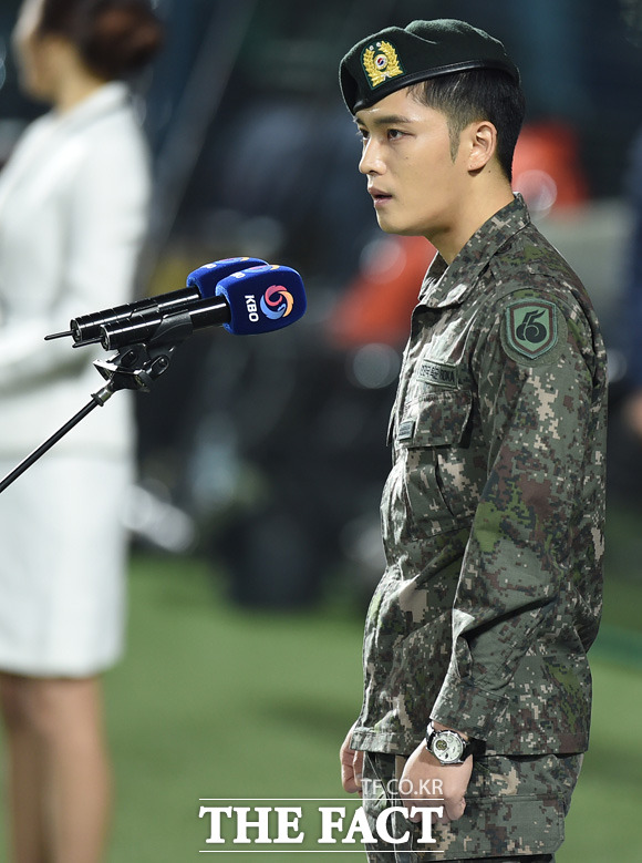경기 시작에 앞서 육군으로 입대한 JYJ 김재중 일병이 애국가를 제창하고 있다.