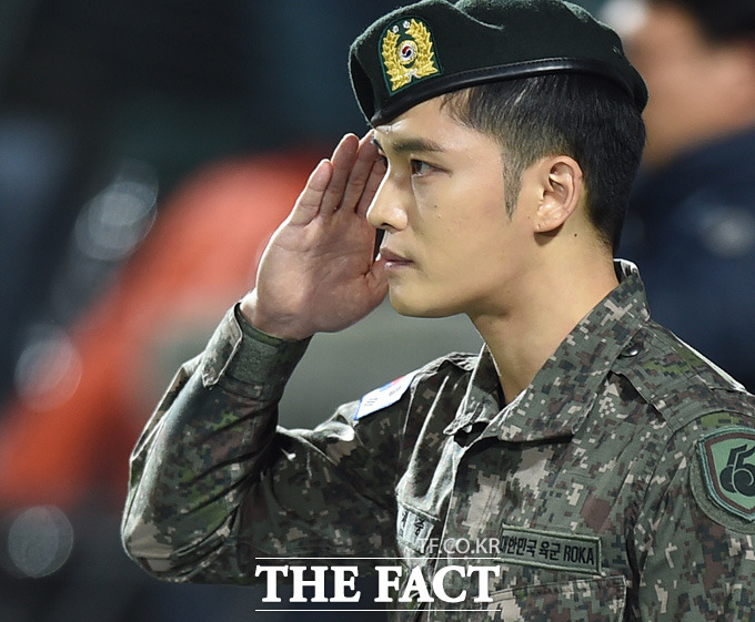 경기 시작에 앞서 육군으로 입대한 JYJ 김재중이 애국가를 제창을 마치고 거수 경례를 하고 있다.