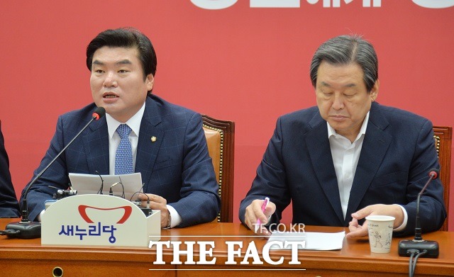 김무성(오른쪽) 새누리당 대표는 26일 오전 국회에서 열린 최고위원회의에서 야당이 좌편향된 역사 교과서의 문제점은 하나도 언급하지 않으면서 국민을 현혹하고 장외투쟁을 이어가고 있다비판했다./문병희 기자