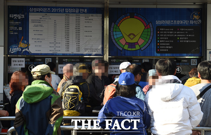 두산과 삼성의 한국시리즈 1차전이 벌어진 대구야구장에서 표를 예매하지 못한 야구팬들이 표를 구하기 위해 매표소에서 줄지어 서 있다.