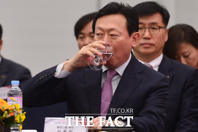 26일 롯데그룹은 청년창업 활성화 지원을 위해 투자법인(가칭 롯데 액셀러레이터(accelerator·스타트업에 초기 자금과 각종 인프라, 멘토링 등을 제공하는 기업))을 설립하고, 1천억 원 규모의 투자금을 조성한다고 밝혔다. 이번 지원 방안 초기 자본금 가운데 100억 원은 신동빈 롯데그룹 회장이 직접 사재를 출연해 마련한다. / 더팩트 DB