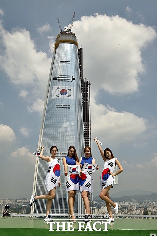 롯데는 지난 8월 일본기업이냐 한국 기업이냐 논쟁이 불거지는 등 반 롯데 정서가 불거졌을 당시 롯데그룹이 롯데월드타워에 초대형 태극기를 거는 애국 마케팅에 나섰지만, 본질에서 벗어난 보여주기용 행사라는 여론의 뭇매에 곤욕을 치른 바 있다.