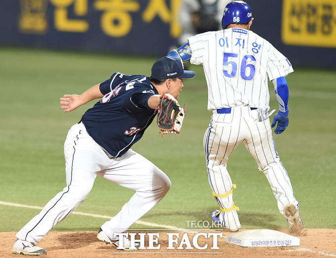 7회말 2사 2,3루 이지영의 투수 앞 땅볼 때 두산 1루수 오재일이 포구실책을 범하고 있다.