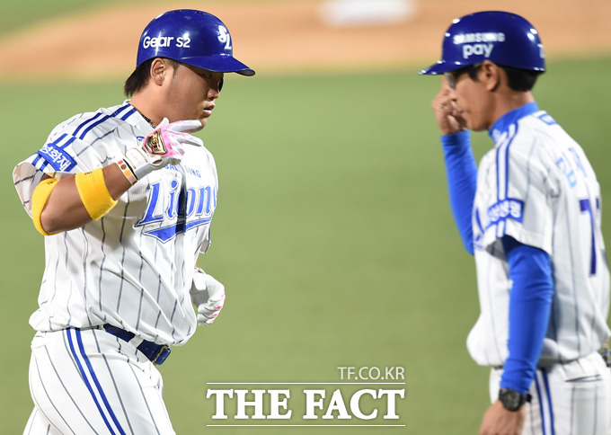 저도 쳤습니다 삼성 박석민(왼쪽)이 4회말 선두 타자로 나서 두산 유희관을 상대로 솔로 홈런을 터뜨린 뒤 김재걸 코치와 하이파이브를 나누고 있다.