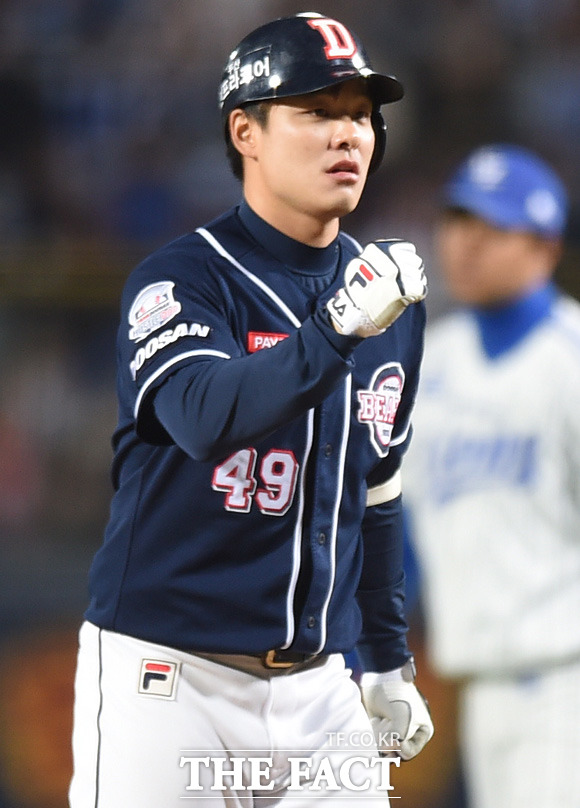 민병헌 3타점! 두산 민병헌이 5회초 2사 만루서 2타점 적시타를 터뜨리고 주먹을 불끈 쥐고 있다.