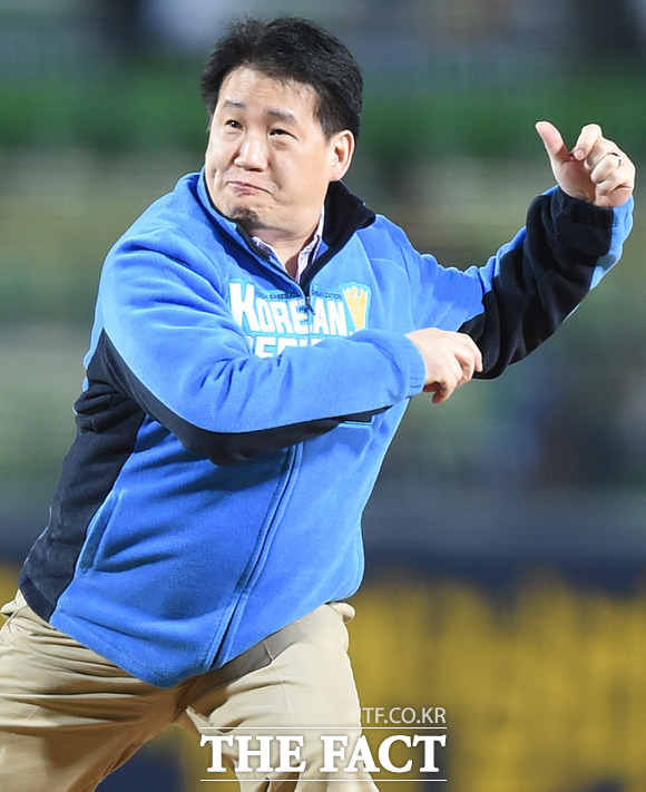독립운동가 안중근의사 증손자 안도용씨가 한국시리즈 2차전에서 시구를 하고 있다.