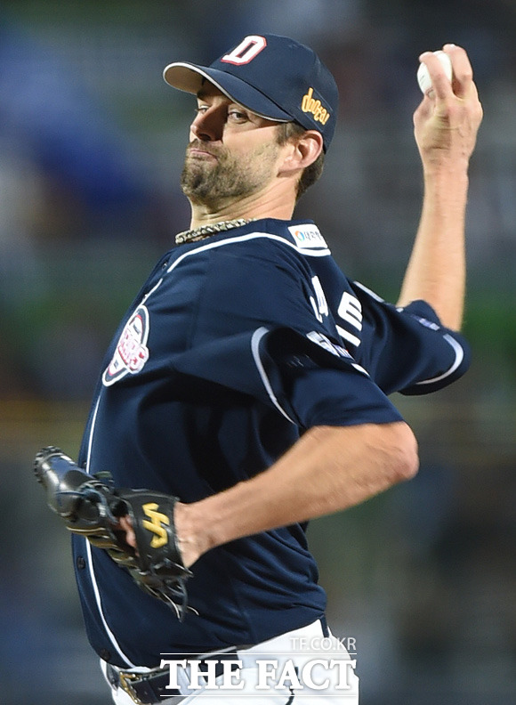 두산 선발투수 니퍼트가 삼성 타선을 상대로 힘차게 투구하고 있다.