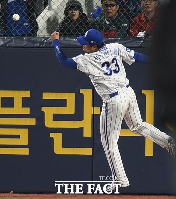 삼성 박한이가  5회초 1사서 두산 오재원의 2루타 때 타구를 쫓고 있다.