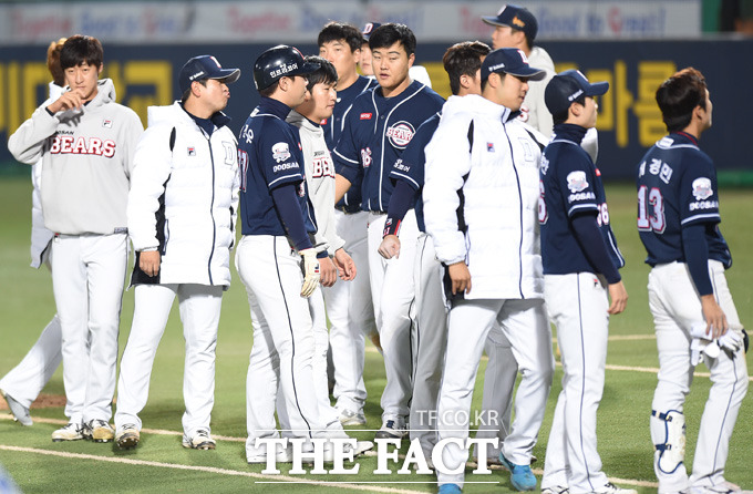 두산 한국시리즈 2차전 민병헌 제외 두산 선수들이 26일 한국시리즈 1차전에서 패한 뒤 아쉬운 표정으로 그라운드에 나와 팬들에게 인사를 하고 있다.