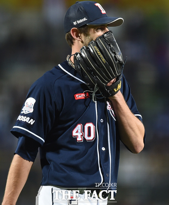 두산 선발 니퍼트가 6회말 삼성 나바로에게 홈런성 타구를 허용했으나 김현수가 잡아내자 글러브에 얼굴을 가리며 안도의 한 숨을 쉬고 있다.